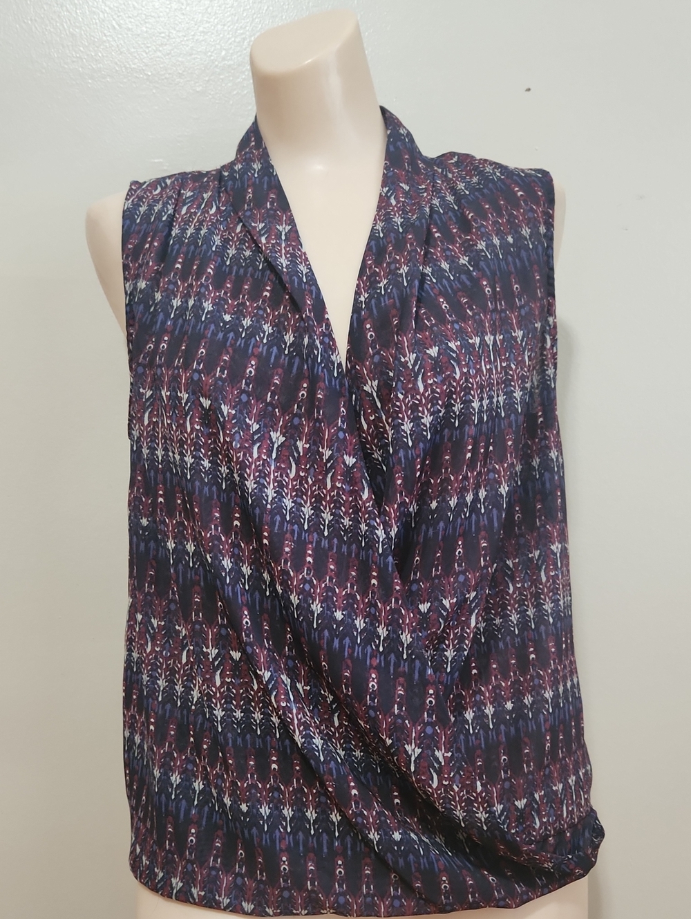 H&M Sleeveless Draped V-Neck Top in Navy and Burgundy Pattern Size 6